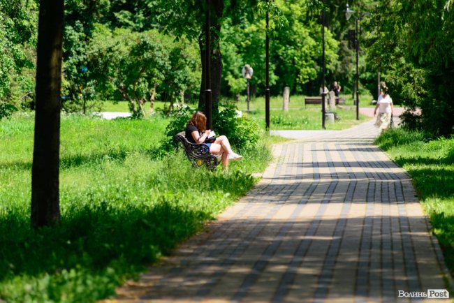 Літній день у центральному парку Луцька. ФОТОРЕПОРТАЖ