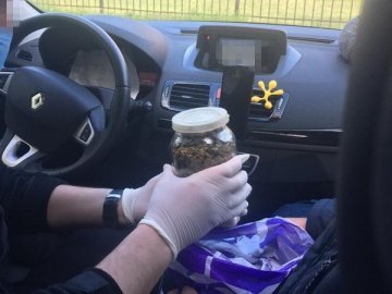 Судитимуть поліцейського, якого затримали у Луцьку при збуті наркотиків