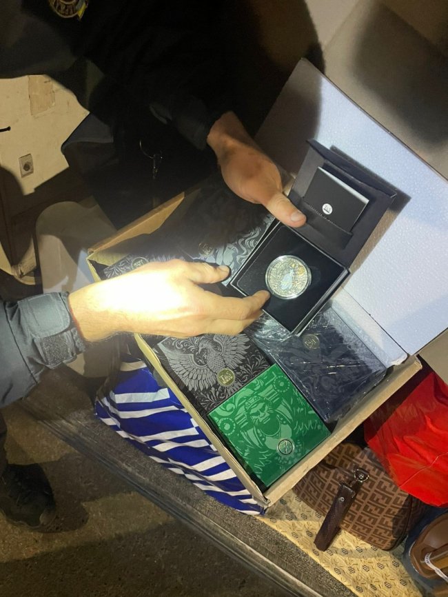 В «Устилузі» прикордонники виявили срібні монети вартістю понад мільйон гривень