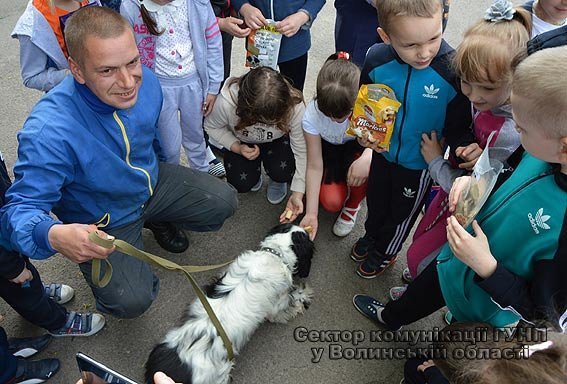 Луцькі школярі побували в гостях у кінологів. ФОТО