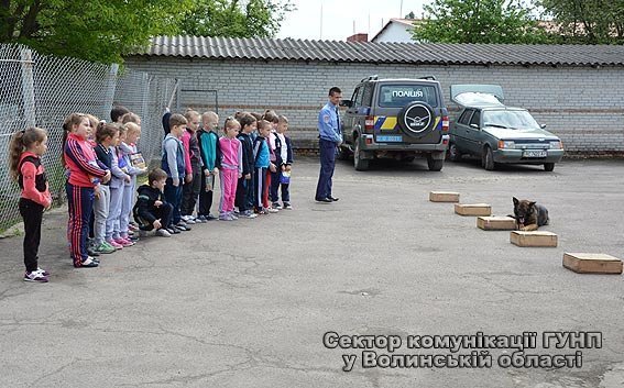 Луцькі школярі побували в гостях у кінологів. ФОТО