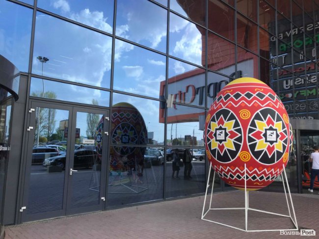 Традиційні писанки, яскраві курчатка і апетитні паски: великодній Луцьк. ФОТОРЕПОРТАЖ