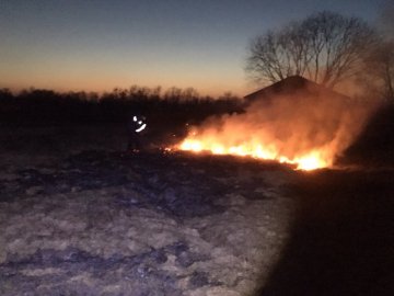 У селі на Волині загорівся торф’яник, який досі не можуть загасити