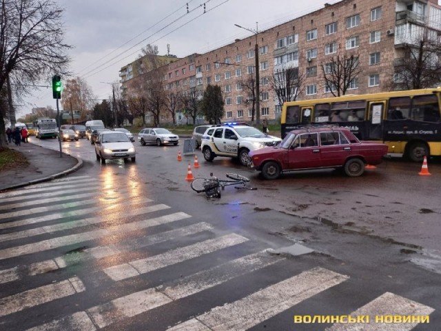 У Луцьку на Відродження автівка збила велосипедиста. ФОТО