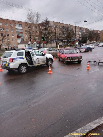 У Луцьку на Відродження автівка збила велосипедиста. ФОТО