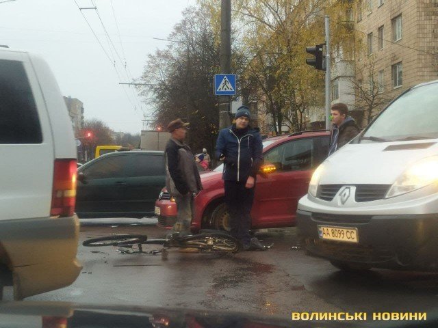 У Луцьку на Відродження автівка збила велосипедиста. ФОТО