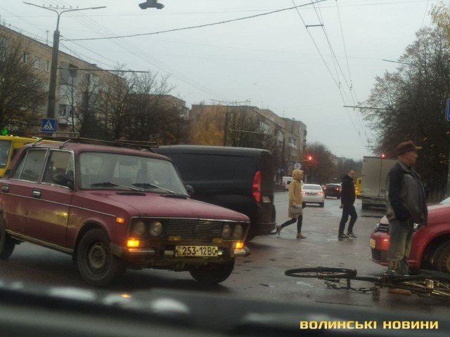У Луцьку на Відродження автівка збила велосипедиста. ФОТО