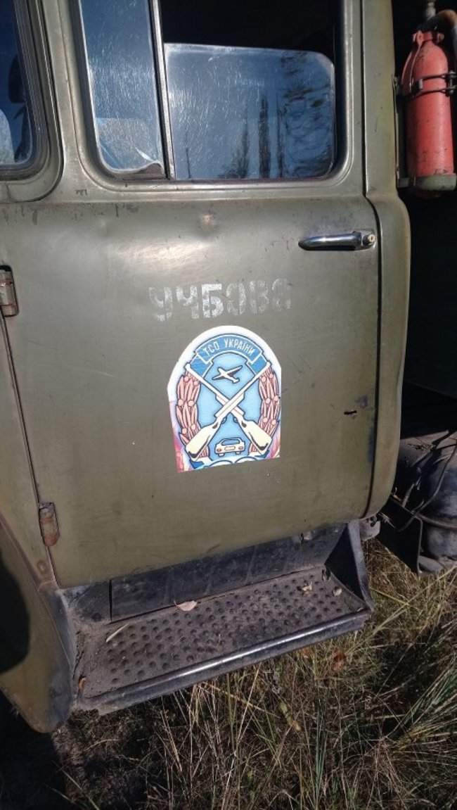 На Волині «застукали» працівників автошколи, які вивозили сміття в ліс. ФОТО