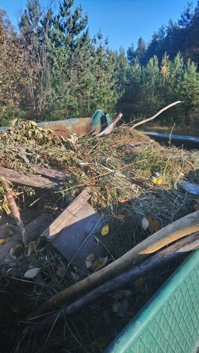 На Волині «застукали» працівників автошколи, які вивозили сміття в ліс. ФОТО