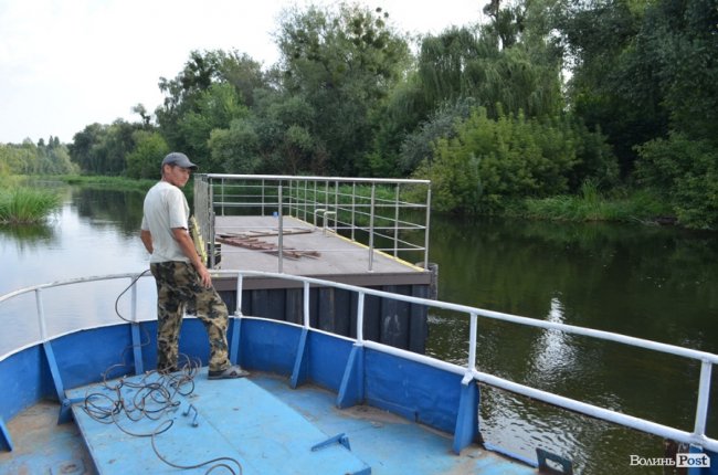 Буксирували по Стиру: у центральному парку Луцька монтують «плавучу пристань»