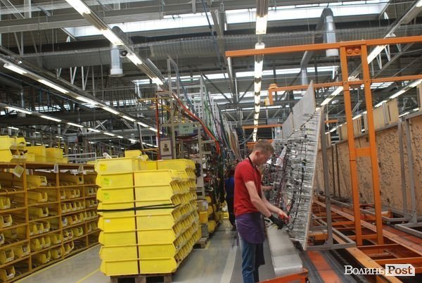 На луцькому заводі переконують: працювати у них не так тяжко, як розказують  