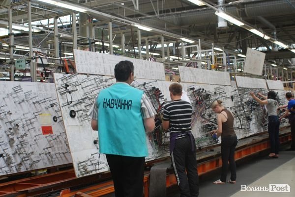 На луцькому заводі переконують: працювати у них не так тяжко, як розказують  