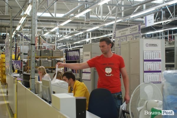 На луцькому заводі переконують: працювати у них не так тяжко, як розказують  