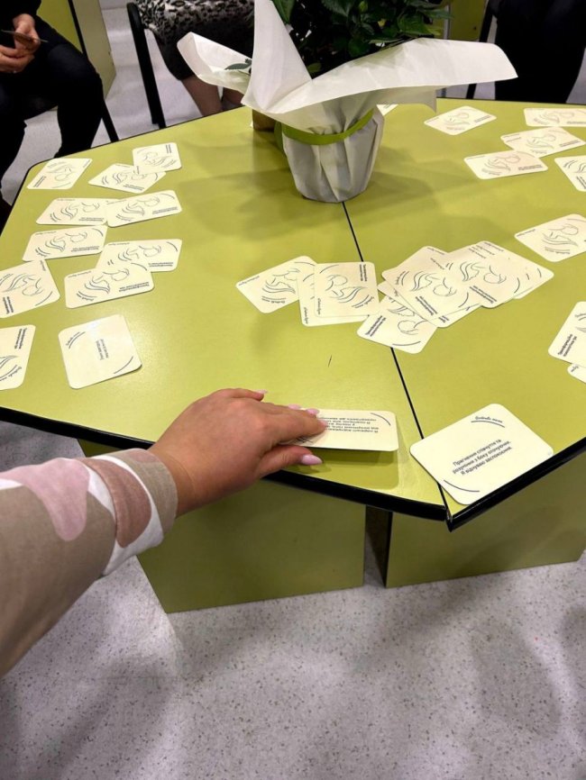 Розібратись у власних емоціях: у Луцьку для батьків дітей з інвалідністю презентували трансформаційну психологічну гру 