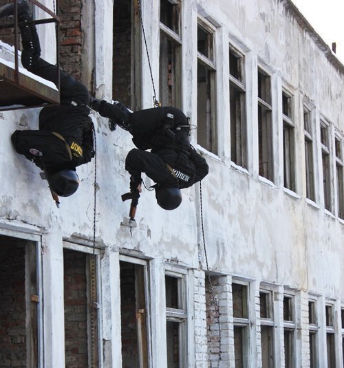 УБОЗівці показали дітям, як лазити по стінах. ФОТО