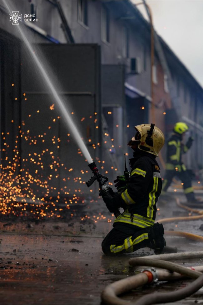 Масований обстріл Луцька: рятувальники показали, як долають наслідки ворожої атаки