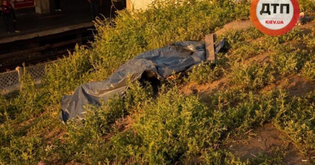 У Києві поблизу метро виявили тіло чоловіка. ФОТО. ВІДЕО