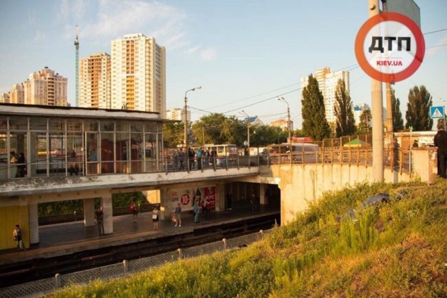 У Києві поблизу метро виявили тіло чоловіка. ФОТО. ВІДЕО