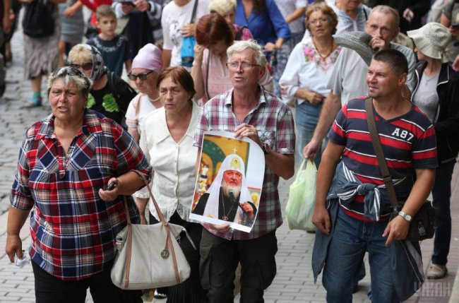 Учасниця хресної ходи УПЦ МП в центрі Києва розгорнула прапор Росії. ФОТО
