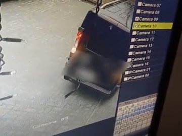 На Рівненській у Луцьку автомобіль в'їхав у вітрину магазину. ВІДЕО