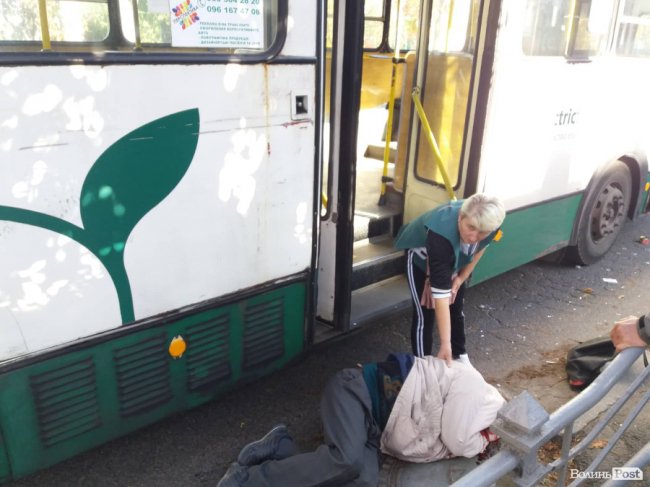 У Луцьку тролейбус збив чоловіка: у потерпілого – серйозна травма голови. ФОТО. ОНОВЛЕНО