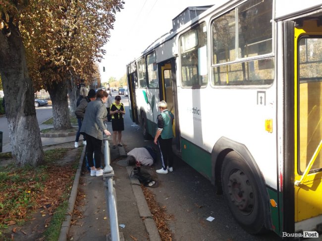У Луцьку тролейбус збив чоловіка: у потерпілого – серйозна травма голови. ФОТО. ОНОВЛЕНО