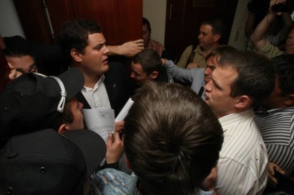 Як свободівці штурмували Київраду. ФОТО. ВІДЕО