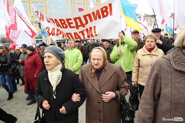 У центрі Луцька - мітинг опозиції. ФОТО. ОНОВЛЕНО
