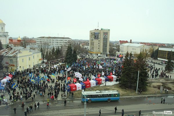 У центрі Луцька - мітинг опозиції. ФОТО. ОНОВЛЕНО