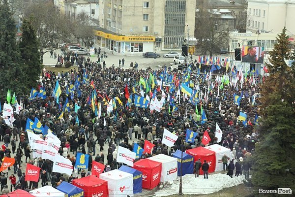 У центрі Луцька - мітинг опозиції. ФОТО. ОНОВЛЕНО