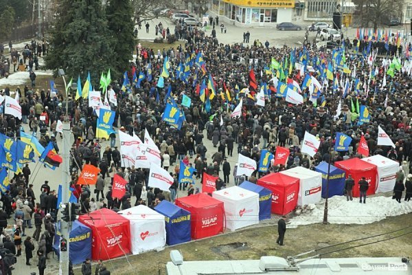 У центрі Луцька - мітинг опозиції. ФОТО. ОНОВЛЕНО