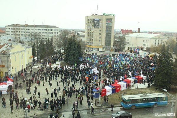 У центрі Луцька - мітинг опозиції. ФОТО. ОНОВЛЕНО