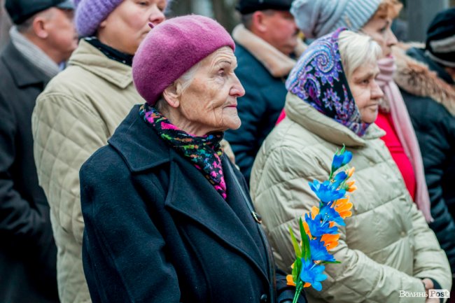 Квіти, сльози і свічки: у День Гідності та Свободи лучани вшанували пам'ять полеглих