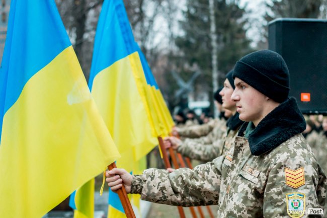 Квіти, сльози і свічки: у День Гідності та Свободи лучани вшанували пам'ять полеглих