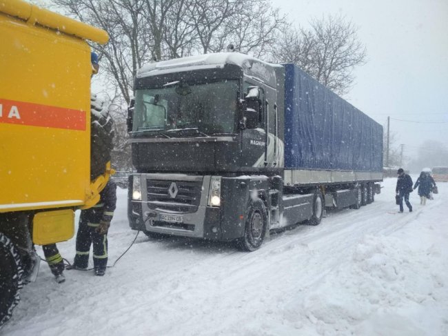 У Луцьку на Київському майдані тролейбус застряг у сніговому заметі