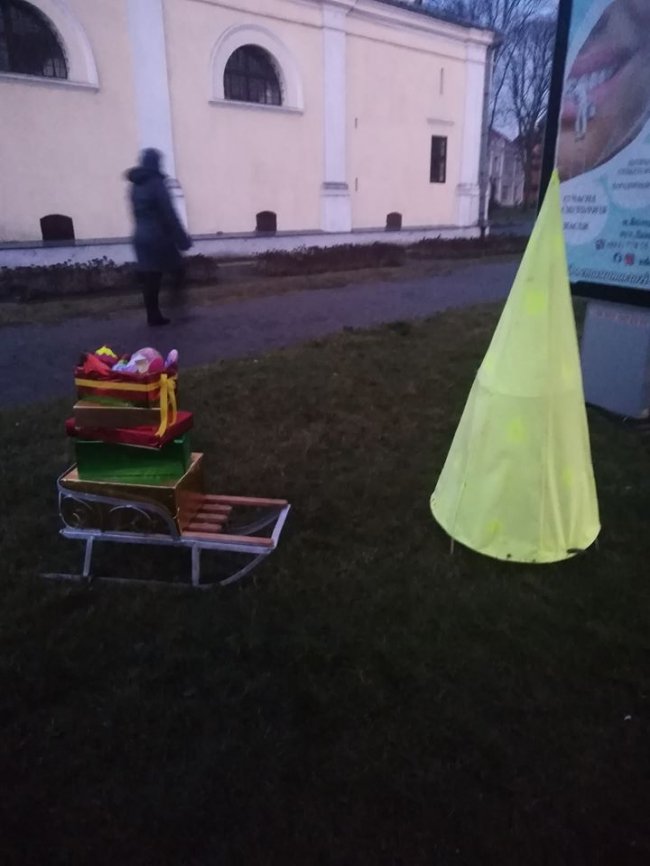 У Володимирі молодики поцупили святкову інсталяцію-гнома. ФОТО