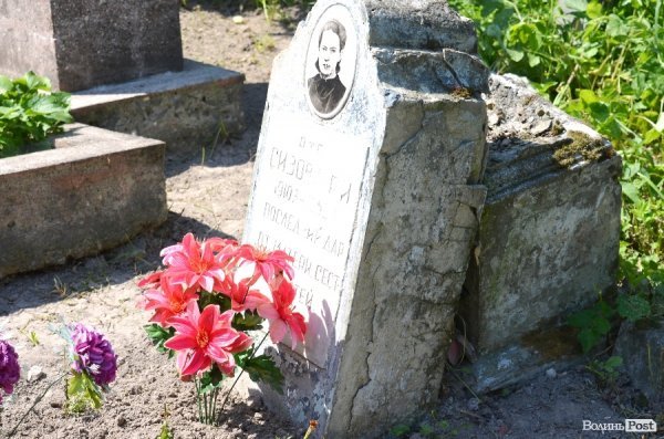 На кладовищі Луцька повалені пам'ятники, а могили заросли чагарниками. ФОТО