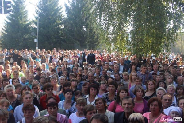 У Володимир-Волинському блокували військову частину. Фото. Відео