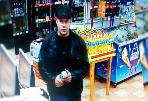 Розшукують злодіїв, які в магазині поцупили у волинянина барсетку