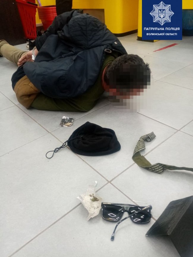 На кілька секунд спрацювала сигналізація: лучанка вночі почула, як хтось проник у магазин. ФОТО