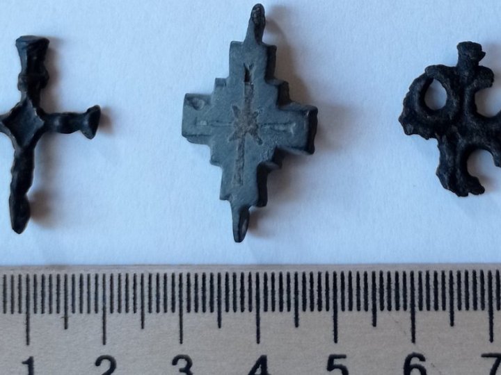 У Волинський музей передали три натільні хрестики, які могли носити у середньовіччі