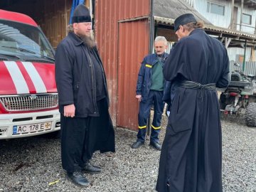 Як ченці-добровольці гасять пожежі на Волині. ВІДЕО