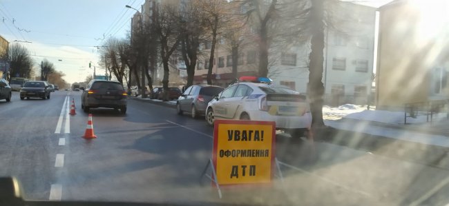 На Ковельській у Луцьку не розминулися дві автівки. ФОТО
