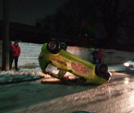 У місті на Волині перекинулася автівка доставки піци. ФОТО