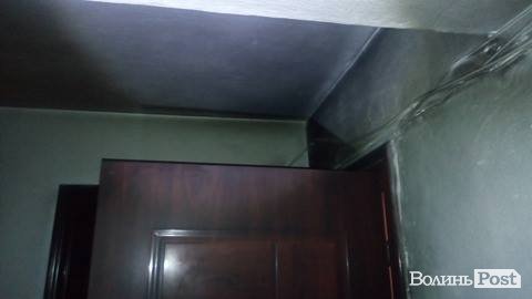 Сусідська війна? У Луцьку невідомі підпалили двері в квартиру