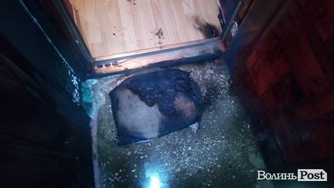 Сусідська війна? У Луцьку невідомі підпалили двері в квартиру