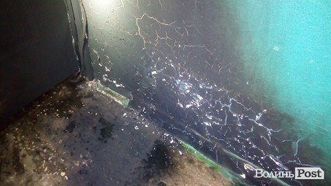 Сусідська війна? У Луцьку невідомі підпалили двері в квартиру