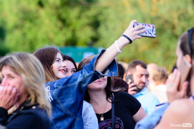 До Винника – навіть на милицях. ФОТОРЕПОРТАЖ із грандіозного концерту у Луцьку