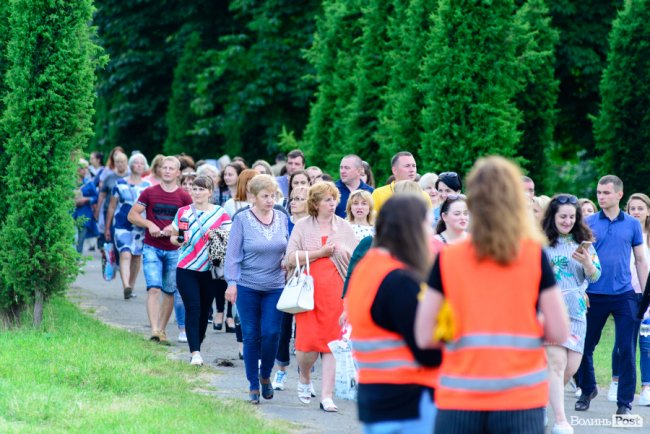 До Винника – навіть на милицях. ФОТОРЕПОРТАЖ із грандіозного концерту у Луцьку