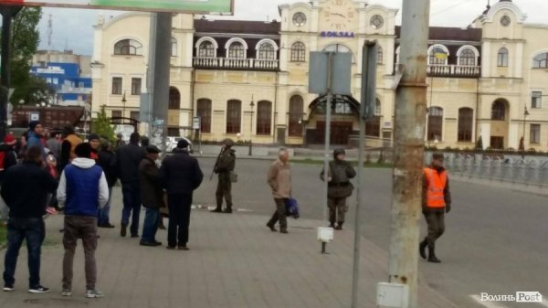 СБУ бореться з «терористами» на Луцькому вокзалі. ФОТО